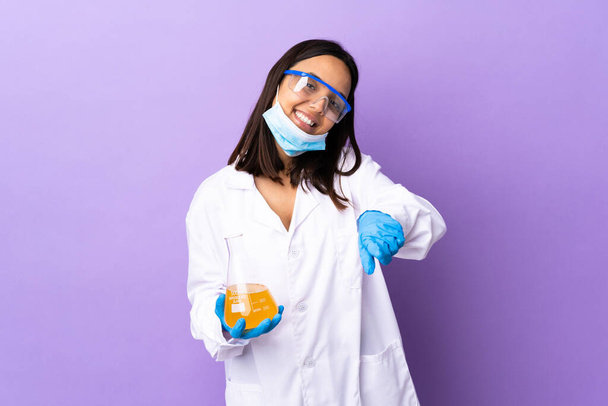 Scientist woman investigating a vaccine to cure coronavirus disease pointing front with happy expression - Φωτογραφία, εικόνα