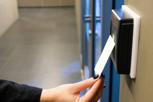 Mulheres mão alcançando para usar cartão de chave RFID para acessar a área de construção de escritórios e espaço de trabalho. No edifício de segurança apenas para pessoa autorizada
 - Foto, Imagem