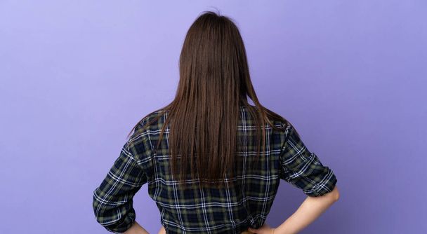 Giovane donna ucraina isolata su sfondo viola in posizione posteriore
 - Foto, immagini