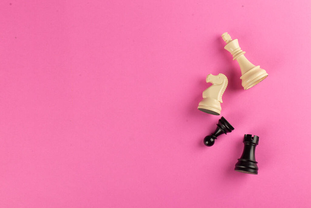 Preto figuras de xadrez branco em rosa
 - Foto, Imagem