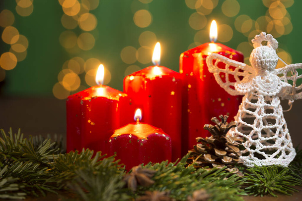 candele dell'avvento rosso sul vecchio sfondo di legno con tenda di luce di Natale
 - Foto, immagini