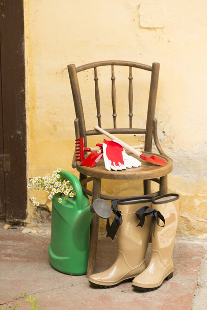 садовий натюрморт з гумовими черевиками та садовими інструментами
 - Фото, зображення
