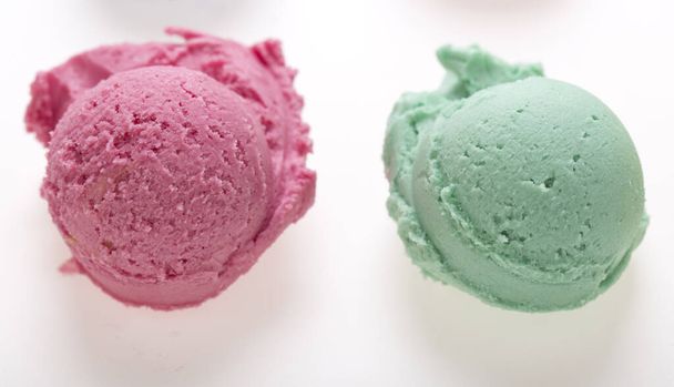 kolorowy smaczny deser lodowy izolowany na białym - Zdjęcie, obraz