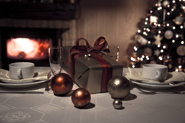 starý vánoční stromeček s dárkovými balíčky - Fotografie, Obrázek