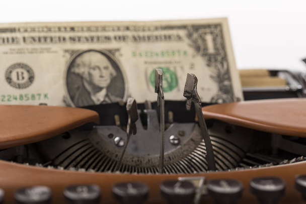 old typewriter with dollar banknote - Foto, afbeelding