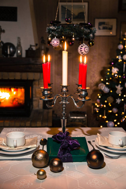 vanha tyylitelty joulukuusi kynttilöillä ja lahjapaketilla
 - Valokuva, kuva