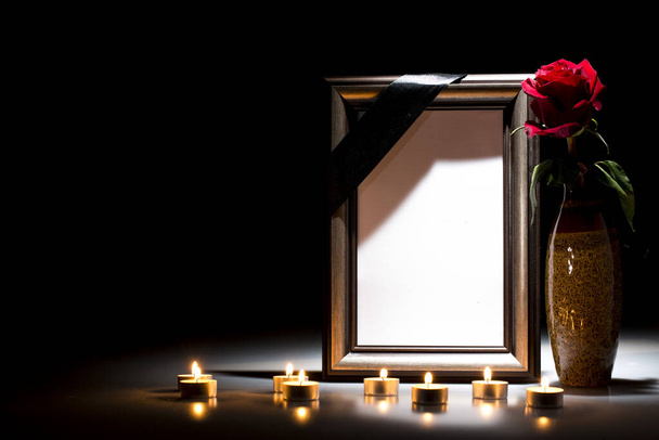Пустая траурная рамка для открытки сочувствия на тёмном фоне
 - Фото, изображение
