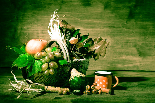 Composição de outono pitoresca com cesta, frutas, abóbora
 - Foto, Imagem