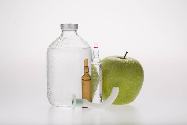 botella de infusión, bisturí, ampolla, manzana verde, aislado en blanco
 - Foto, imagen