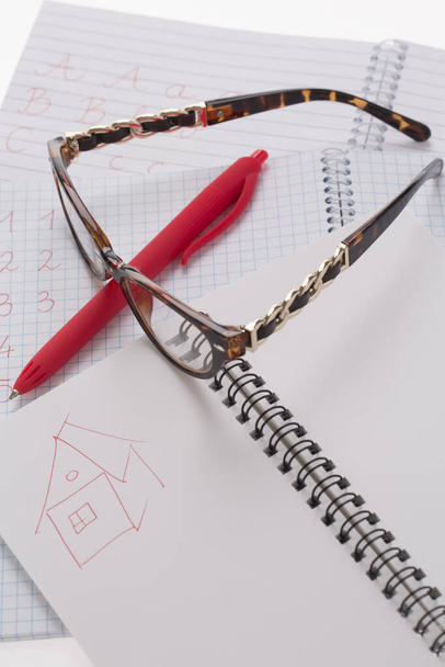 Schulheft, Stift, Brille, Radiergummi  - Foto, Bild