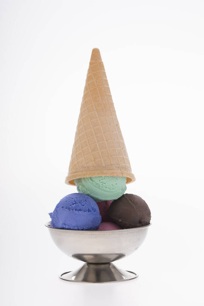 värikäs maukas jäätelö jälkiruoka eristetty valkoinen
 - Valokuva, kuva