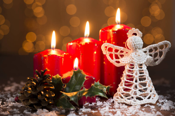 κόκκινα κεριά έλευση στο παλιό ξύλινο φόντο με κουρτίνα φως των Χριστουγέννων - Φωτογραφία, εικόνα