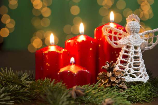 bougies de l'Avent rouge sur le vieux fond en bois avec rideau lumineux de Noël
 - Photo, image