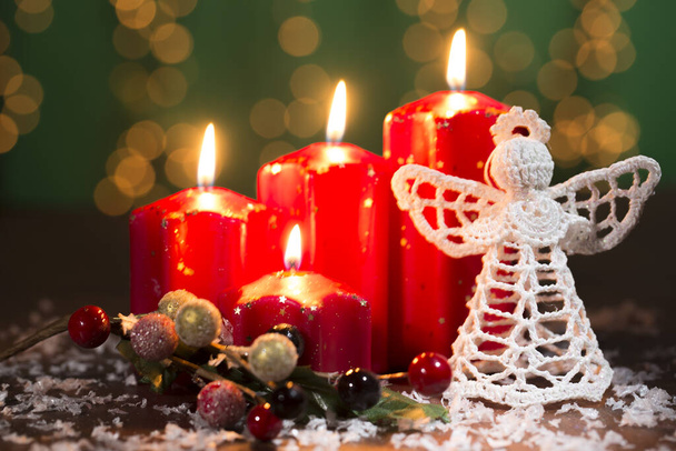 κόκκινα κεριά έλευση στο παλιό ξύλινο φόντο με κουρτίνα φως των Χριστουγέννων - Φωτογραφία, εικόνα