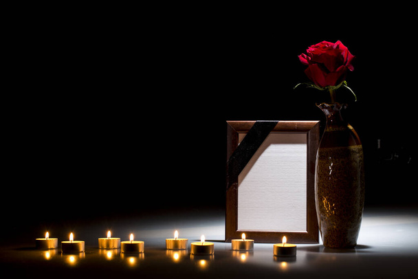 Blanker Trauerrahmen für Sympathiekarte auf dunklem Hintergrund - Foto, Bild