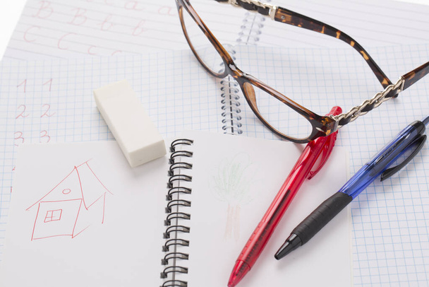 Schulheft, Stift, Brille, Radiergummi  - Foto, Bild