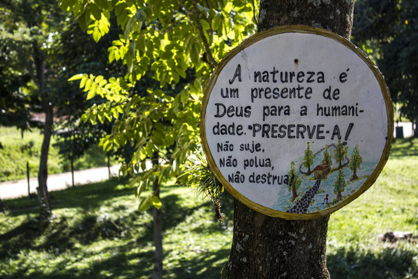 panneaux d'information brésiliens avec les mots de la nature
 - Photo, image