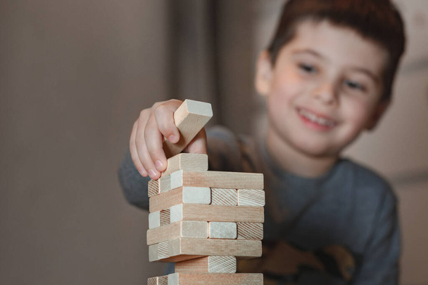 Wooden Tower Game. Child plays at home in construction - Foto, afbeelding