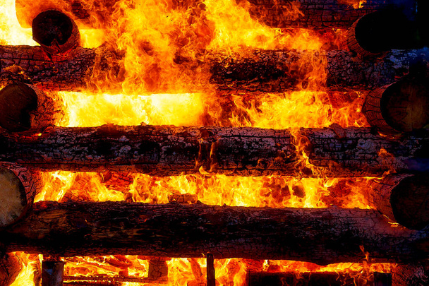 piękna struktura płonących kłód i płomieni wielkiego ogniska - Zdjęcie, obraz