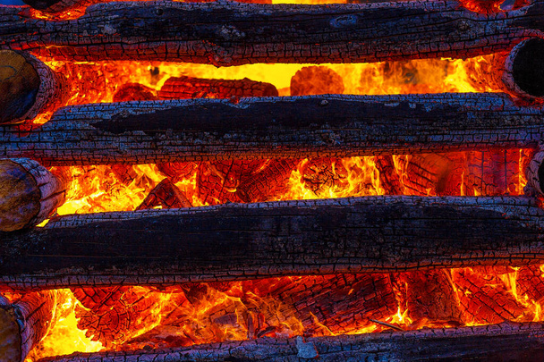 gyönyörű szerkezete égő rönkök és lángok nagy máglya - Fotó, kép