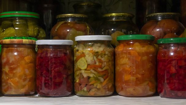 Półka spiżarniowa z artykułami w szklanych słoikach z marynowanymi warzywami - Zdjęcie, obraz