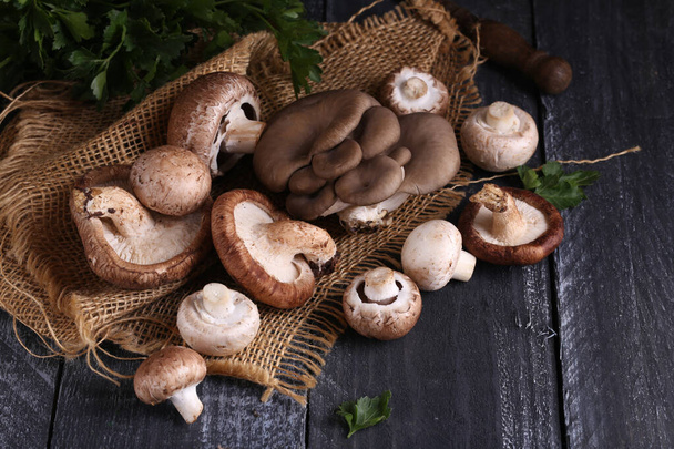natürliche Bio-Pilze für vegetarische Kost - Foto, Bild