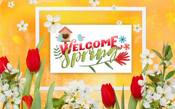 Vítejte jarní plakát s krásnými slavnostními červenými tulipány a bílými třešňovými květy. Žluté pozadí s písmem a květinovým vzorem - Fotografie, Obrázek