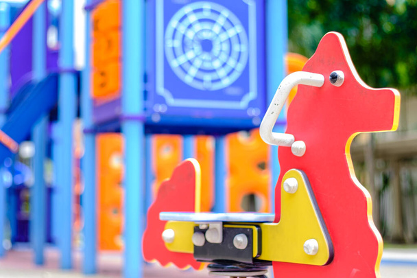cavallo giocattolo e colorato Slider House nella vista parco giochi
 - Foto, immagini