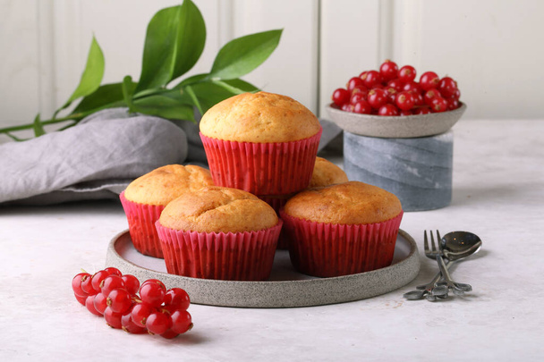 hausgemachte Muffins mit frischen Beeren - Foto, Bild
