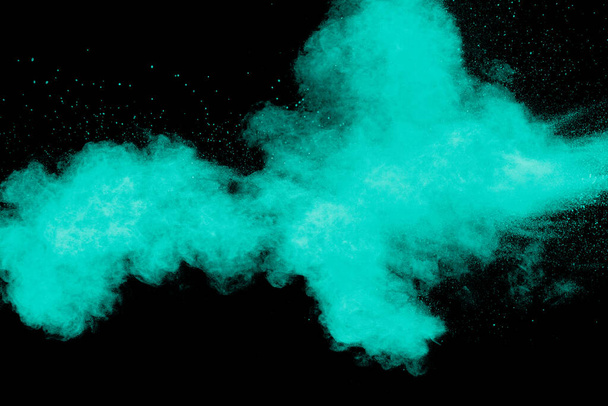Nuage d'explosion de poudre de couleur verte sur fond noir.. - Photo, image