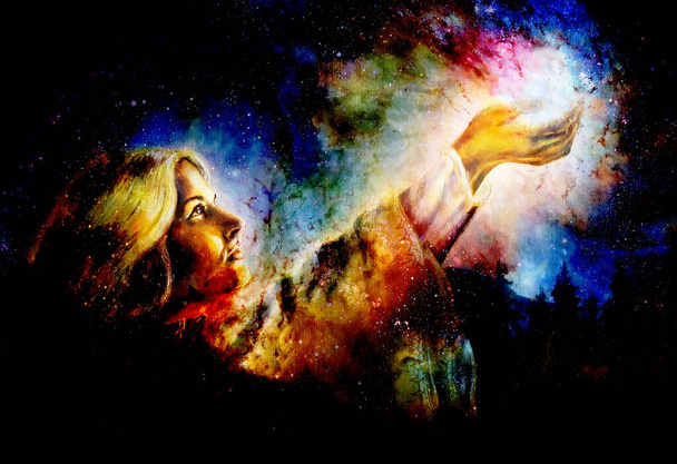 όμορφη γυναίκα με τα χέρια κρατώντας το φως, γραφικά υπολογιστή από τη ζωγραφική. Κοσμικό διαστημικό υπόβαθρο - Φωτογραφία, εικόνα