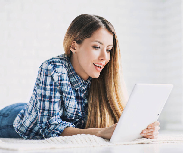 Young beautiful woman working with tablet - Photo, Image