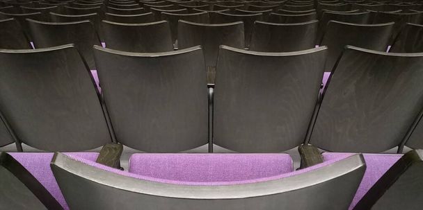 Leere Sitzreihen im Zuschauerraum oder Konzertsaal.Nahaufnahme, selektive Schwerpunkt.Konzept der Quarantäne, Ausgangssperre, Absage von Massenveranstaltungen zur Verhinderung von Coronavirus, Verlust von Veranstaltern im Unterhaltungssektor - Foto, Bild