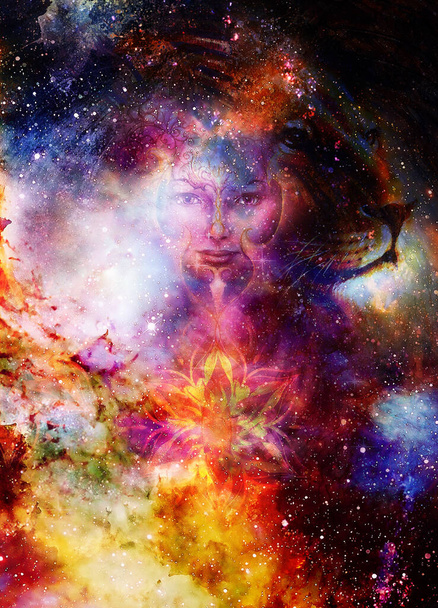 Goodnes vrouw en leeuw en lichte mandala. Kosmische Ruimte achtergrond. Mystieke vrouw met vogel feniks tatoeage op gezicht. oogcontact - Foto, afbeelding