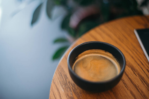 Coffee cup on wooden table - Zdjęcie, obraz