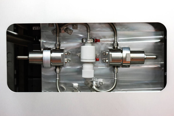 Tudományos labor ipari gép vákuumszelepek és csővezetékek közelről frontális lövés 2020 - Fotó, kép
