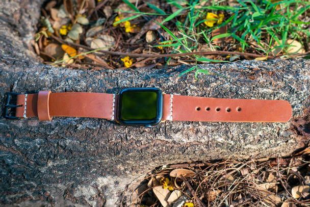 Leather smart watch band craftsmanship pracovní objekt v přírodě pozadí - Fotografie, Obrázek
