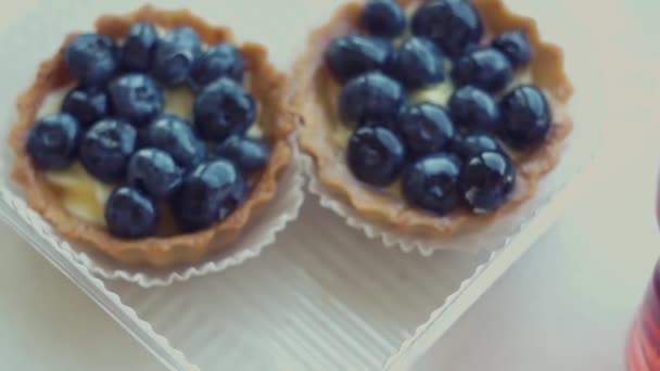 Krásné, lahodné cukrářské koláčky, muffiny s velkými modrými borůvkami, ovoce - Záběry, video