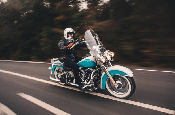 Conducir motocicleta azul en la carretera
 - Foto, Imagen