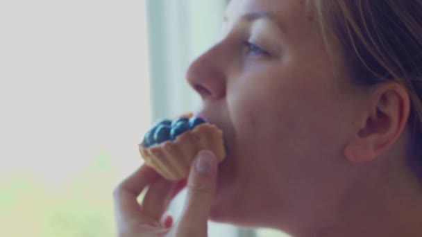 Belles tartelettes délicieuses, muffins aux grands bleuets bleus, fruits
 - Séquence, vidéo