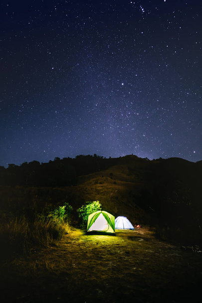 夏にはソフトフォーカスの星の背景を持つ山のキャンプテントのカラフルな旅 - 写真・画像