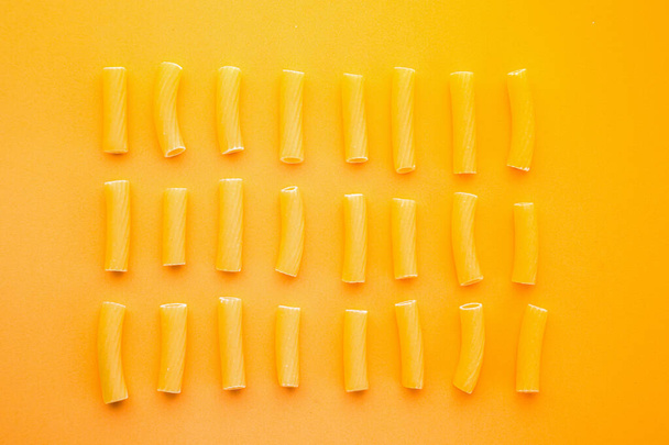 short pasta with yellow background - Foto, Bild