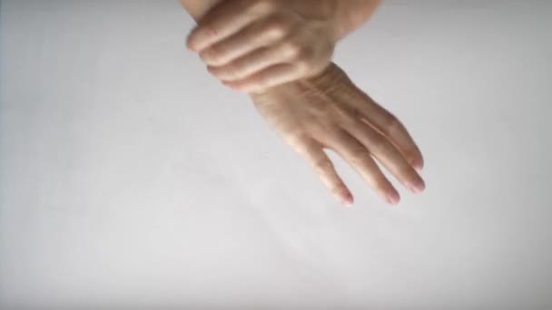 Homem branco colocando vaselina em suas mãos
 - Filmagem, Vídeo