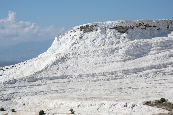 Thermal springs of Pamukkale with terraces and natural pools in Denizli in southwestern Turkey - Foto, Imagen