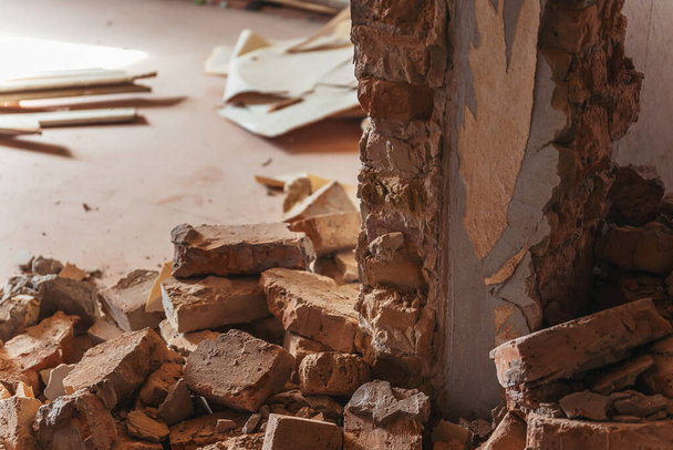 Part of a destroyed brick wall. Renovation of the house demolition transfer of walls. Expansion of doorways by builders - Foto, imagen