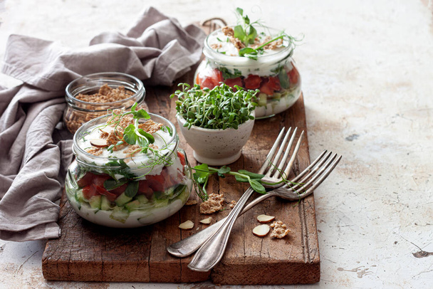 Insalata di verdure fresche in barattoli con condimento allo yogurt
 - Foto, immagini