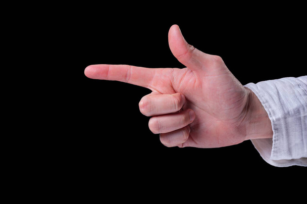 Die Hand eines Mannes im weißen Hemd zeigt den Seufzer der Fingerkuppe auf isoliertem schwarzem Hintergrund - Foto, Bild