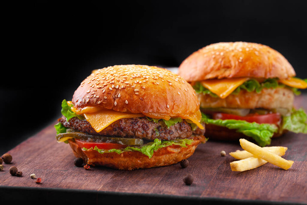 Patates kızartmalı sığır burger, sığır pirzolası, peynir, sos - Fotoğraf, Görsel