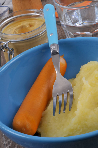 Purê de batatas e salsicha frankfurter servido em um prato
 - Foto, Imagem
