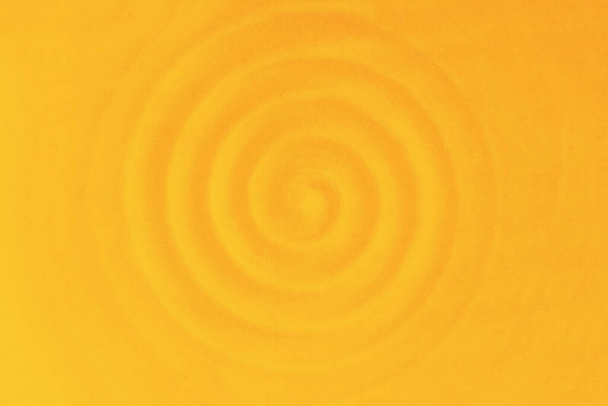 Κεραμικό πιάτο. Κυκλικές δονήσεις Μαλακά κίτρινα κυματιστά κύματα. Ζεστό φόντο - Φωτογραφία, εικόνα